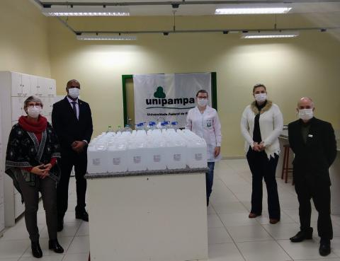 Os produtos produzidos pelo curso de Farmácia foi doado para o município para ajudar no enfrentamento ao Coronavírus